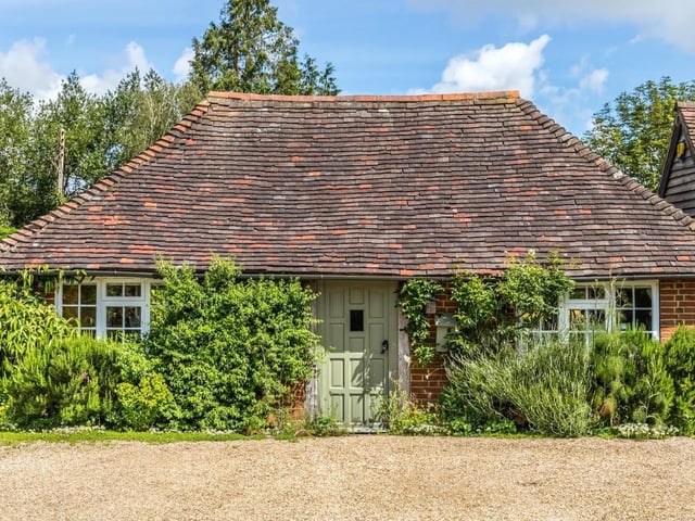 The house has a heated swimming pool, a pool house and a separate outbuilding