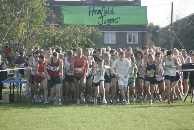 HOR 230907 Henfield joggers run -photo by steve cobb