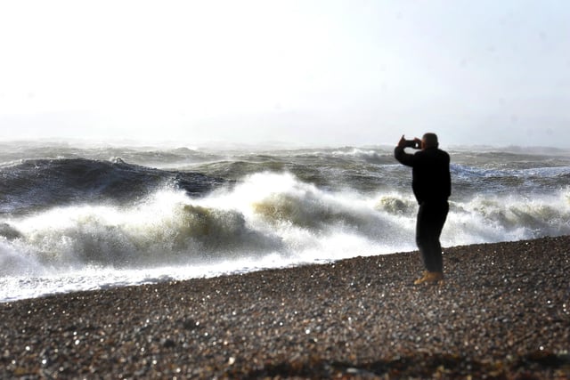 Photographing the waves ahead of Storm Eunice's arrival