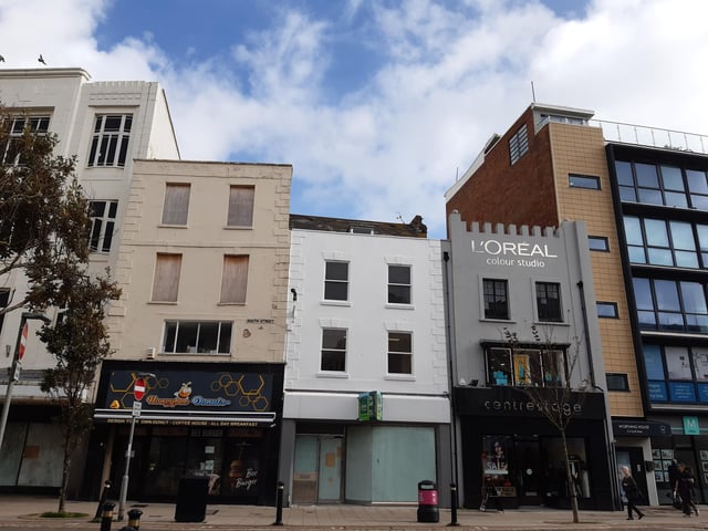 The castellations at L'Oreal are original. Next door to the left used to be Laceys and to the right was the Walter Brothers building, which was demolished in the late 1950s.