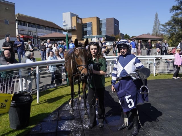 April jump racing at sunny Fontwell Park