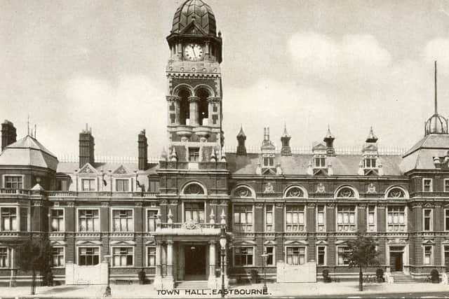 A postcard showcasing the town hall from around 1895.
