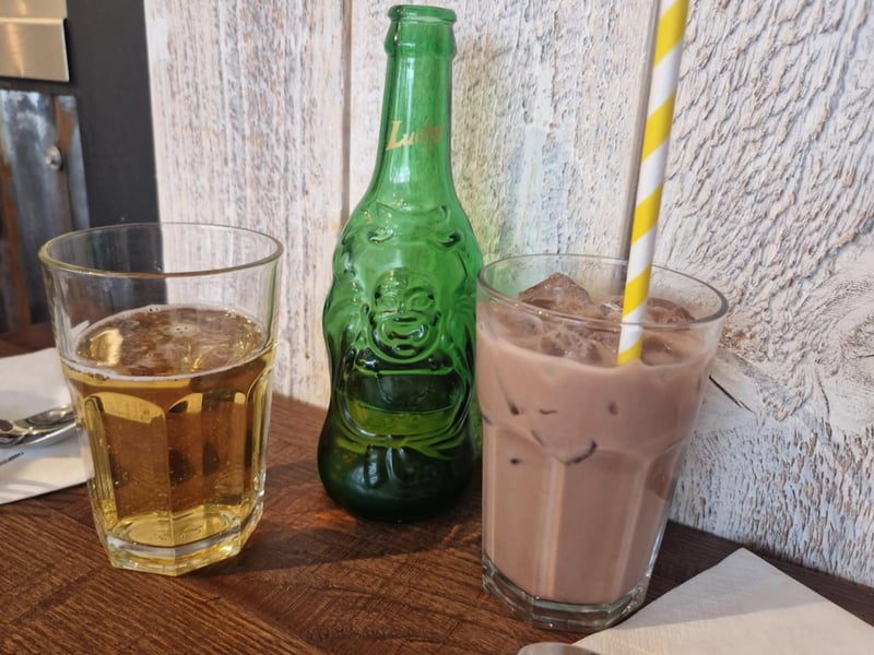 Roti King boasts some signature drinks to wash down your meal. These are the Teh Tarik (Malaysian pulled tea served hot or over ice); Teh O’Ais (lemon tea served over ice) and Milo ice (Malaysian chocolate malt drink). There are also a great choice of cocktails, beers and wine, as well as soft drinks.