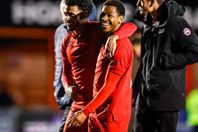 46 großartige Fotos: Eastbourne Borough vergisst die 7:0-Niederlage mit ...