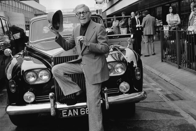 American vaudeville comedian and actor George Burns (1896 - 1996) at Heathrow airport.    (Photo by Evening Standard/Getty Images)