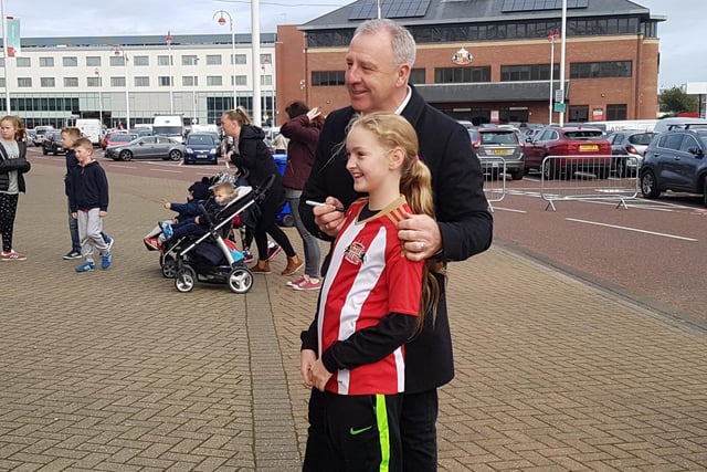 Kevin Ball meets a young fan at the SAFC FanFest in 2017.