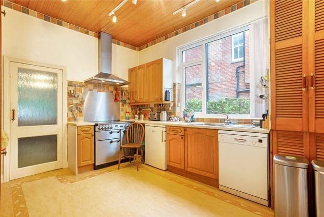 The well equipped kitchen with a large and impressive oven