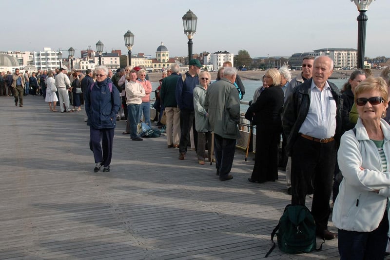 Crowds on Worthing Pier in September 2008, awaiting the arrival of the Waverley