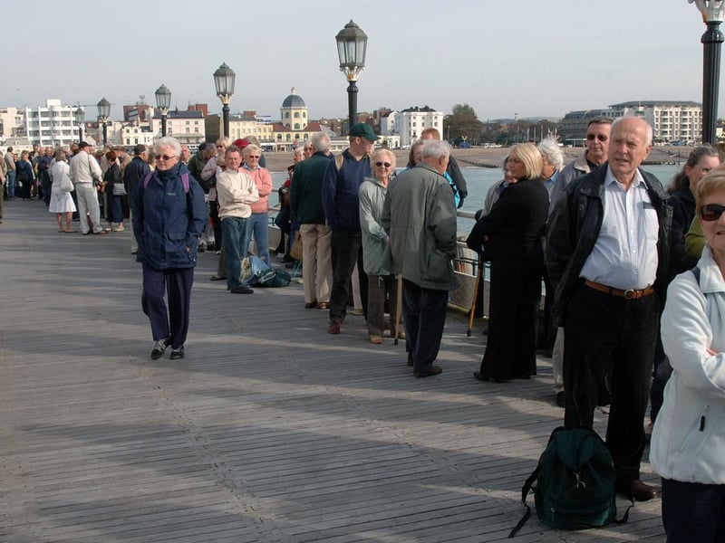 Crowds on Worthing Pier in September 2008, awaiting the arrival of the Waverley