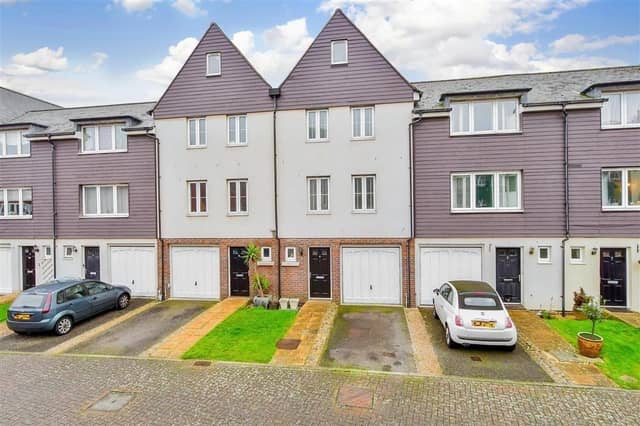 This beautiful terraced town house is in a riverside gated community