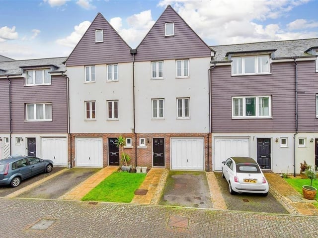 This beautiful terraced town house is in a riverside gated community