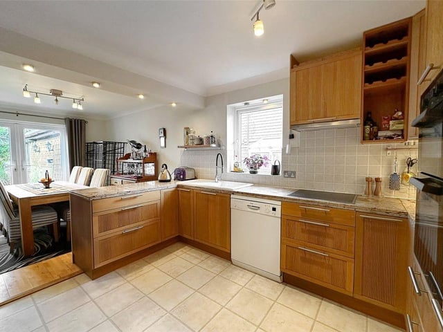 This spacious Littlehampton chalet bungalow with large garden is a short walk from Littlehampton's superb beaches