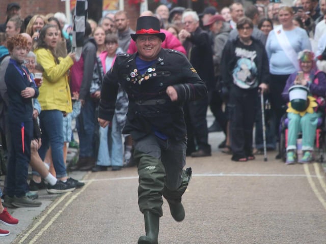 Hastings Old Town Carnival Week 2025: Seaboot Race. Photo by Roberts Photographic.