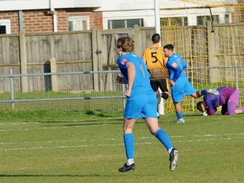Littlehampton Town lost 4-0 to Sevenoaks Town at the Sportsfield. Photographer Stephen Goodger was there to catch the action.