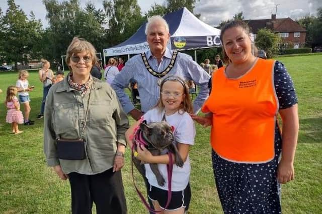 Bentswood Dog Show winner ‘Best in Show’ with owner Keisha accompanied by town mayor Howard Mundin, HHTC councillors Clare Cheney and Rachel
Cromie