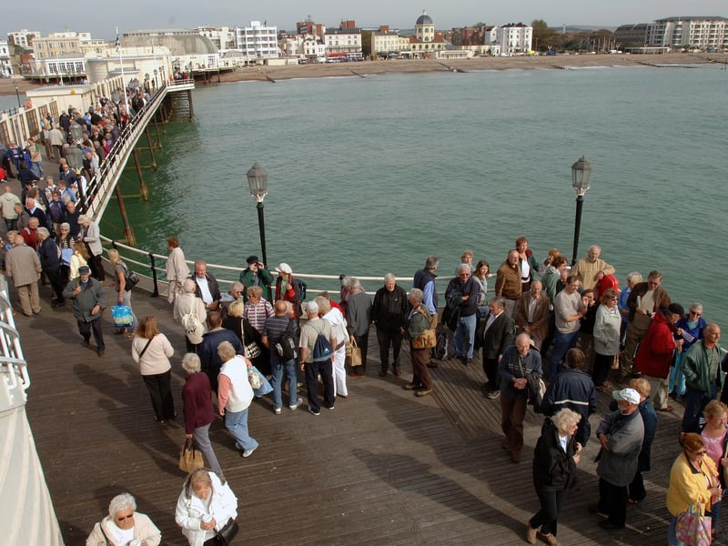 Crowds on Worthing Pier awaiting the arrival of the Waverley in September 2008