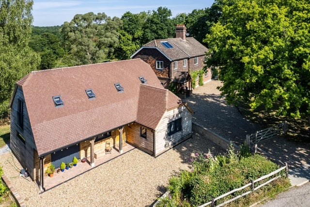 Horseshoe Cottage is a substantial five/six bedroom primary residence with a recently constructed additional barn