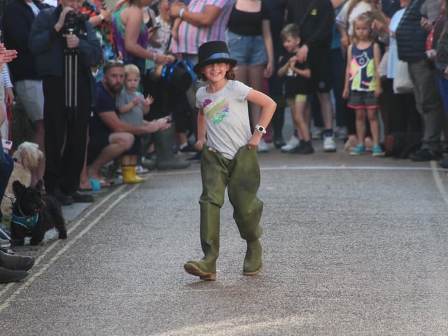 Hastings Old Town Carnival Week 2022: Seaboot Race. Photo by Roberts Photographic