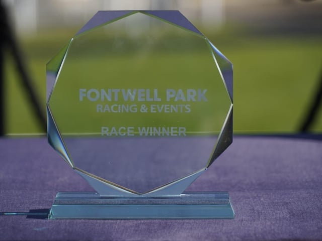 April jump racing at sunny Fontwell Park