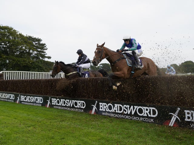 Race 2 The Rapunzel Me Curls For The Girls Novices Handicap Steeple Chase at Fontwell on Friday 30 August 2024. www.polopictures.co.uk Fontwell Arundel Clive Bennett 20240830 ©2024 Clive Bennett Photography 30/08/2024 _CAB5636.JPG : Fontwell Park Ladies' Evening 2024