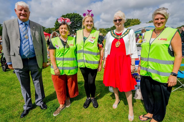 The Mayor with Heart of Sidley volunteers by  Sara Lou Bowrey