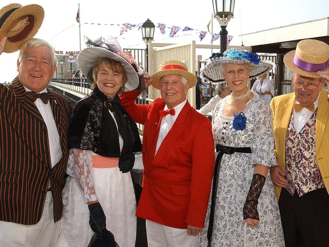 Worthing Edwardians having a splendid time on Worthing Pier




An Edwardian day. W38318h6.