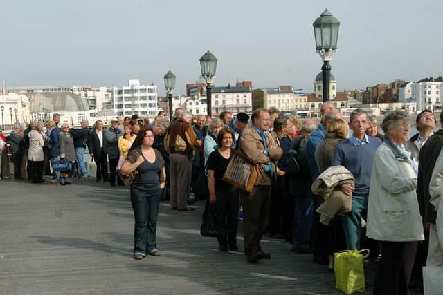 Crowds on Worthing Pier for the Waverley visit in September 2008