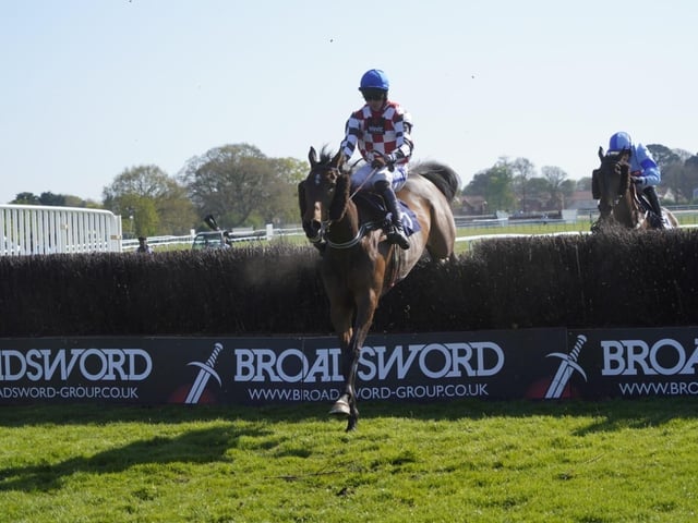 April jump racing at sunny Fontwell Park