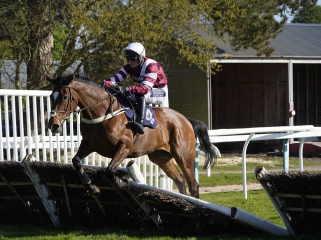 April jump racing at sunny Fontwell Park