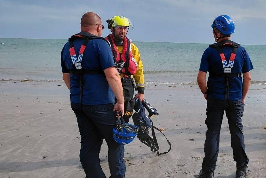 Zwei junge Mädchen wurden gerettet, nachdem ihr Paddleboard eine halbe ...