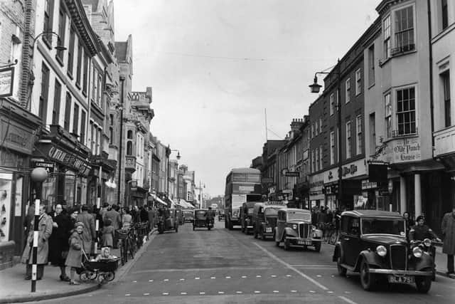 Shoppers and traffic fill East Street in Chichester on a busy Saturday afternoon in March 1950. Photo by Fox Photos/Getty Images