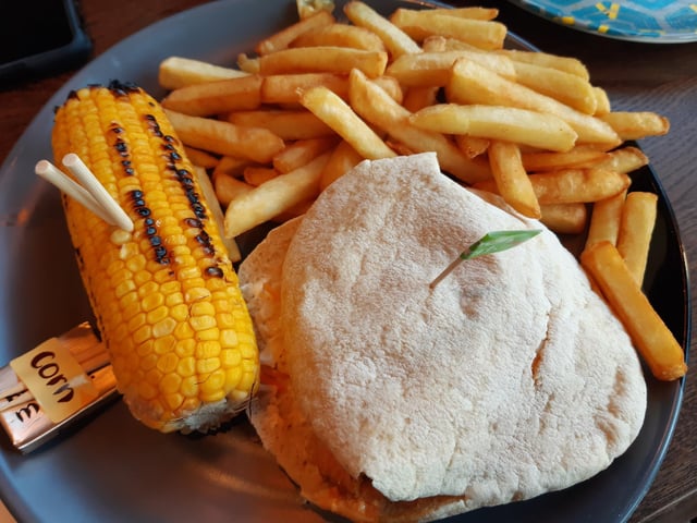 Lemon and herb chicken pitta, corn and chips