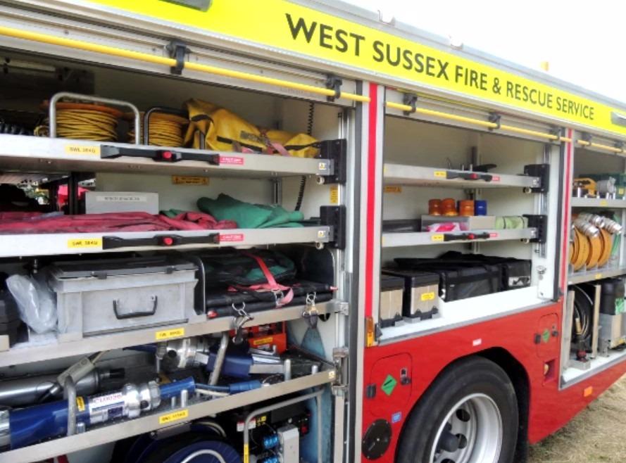 Feuerwehrleute bekämpfen Hausbrand in einem Dorf in West Sussex.