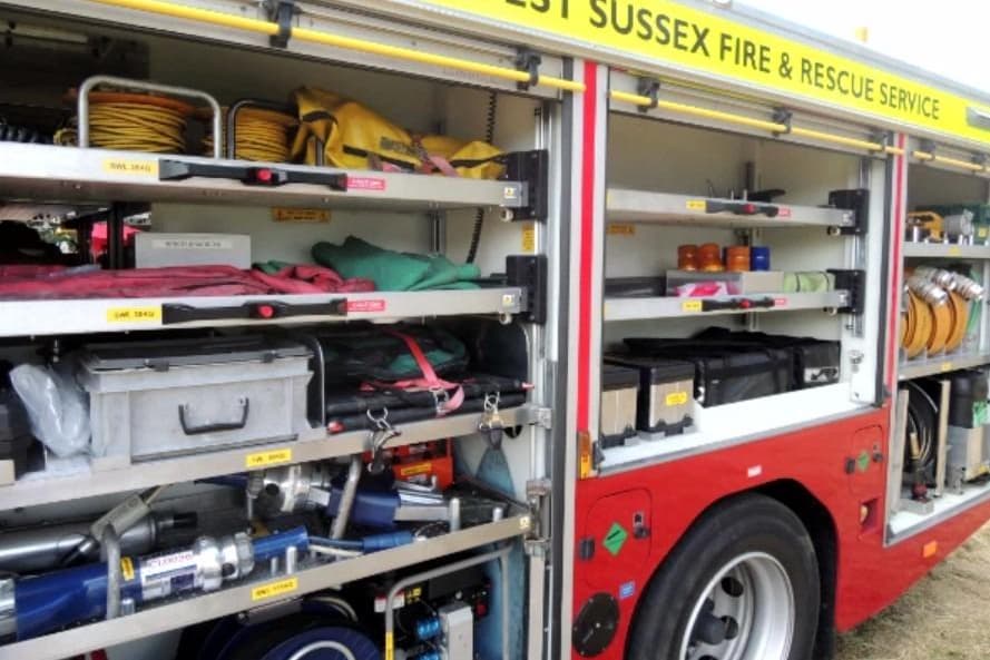 Feuerwehrleute bekämpfen Hausbrand in einem Dorf in West Sussex.