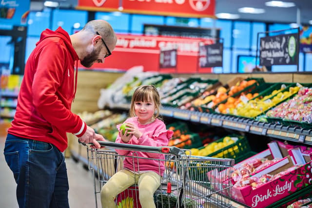 Junge Eltern, die bei Aldi in Sussex einkaufen, verpassen möglicherweise ...