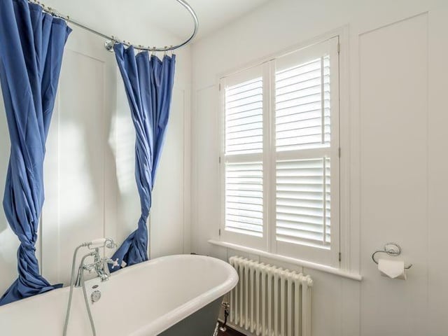 Photo of the second bathroom.