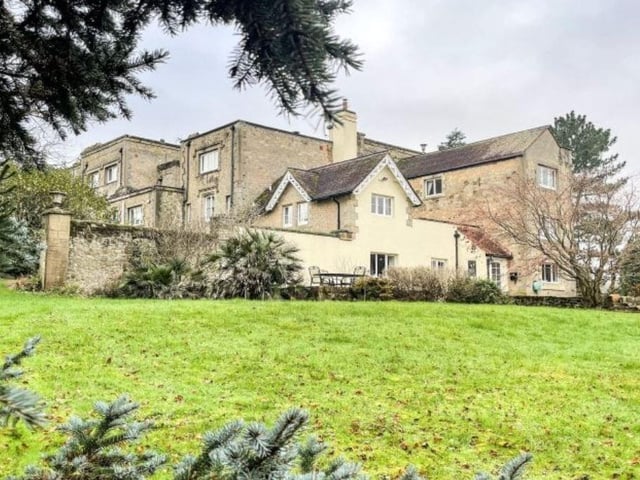The former manor house was converted into separate premises in the 1980s