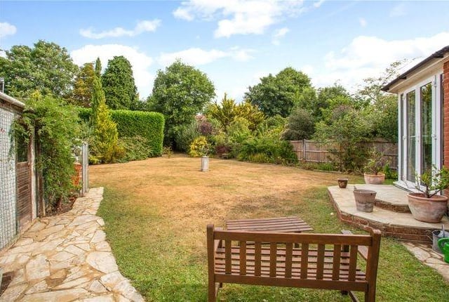 The excellent garden with pavings and seating