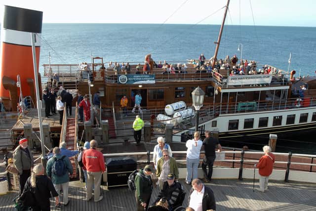 Passegers boarding the Waverley at Worthing Pier in September 2009