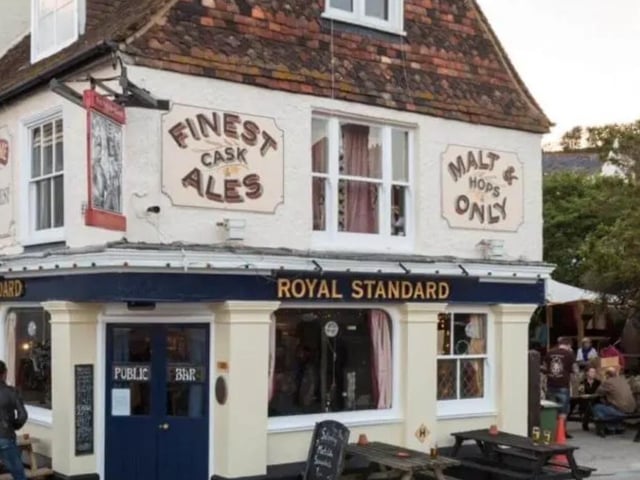 A long-standing traditional Hastings Old Town pub, the Royal Standard offers good food, including pizzas from its own wood-fired oven. It has a charming outside garden and is known for its live music.