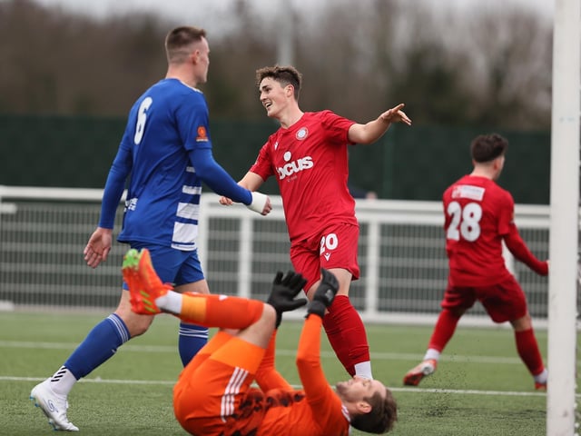 Aveley v Worthing action in National League South