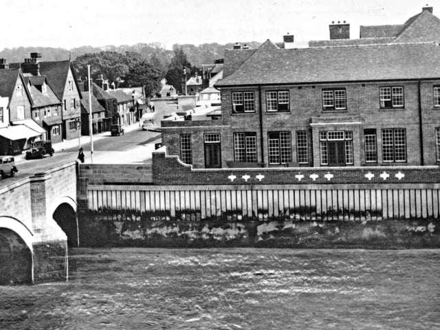 The newly rebuilt bridge and Bridge Hotel in 1936