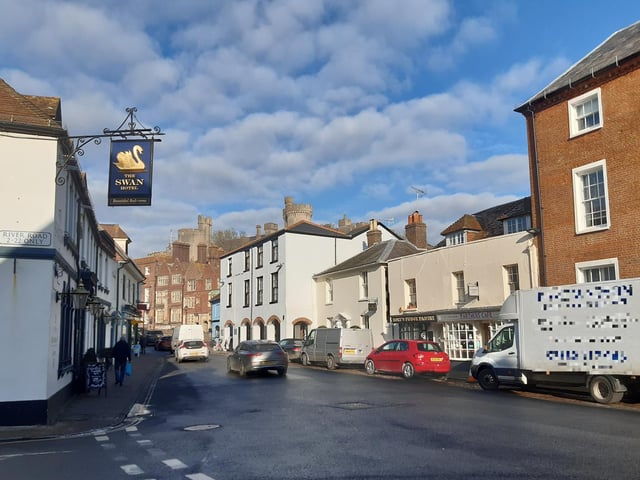 Turn left into River Road and follow to the end. You are now at the bottom of Arundel High Street.