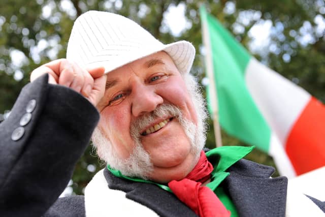 Spectator Ricky Newman in Italian colours -photo by Steve Cobb