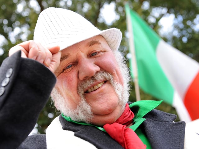 Spectator Ricky Newman in Italian colours -photo by Steve Cobb