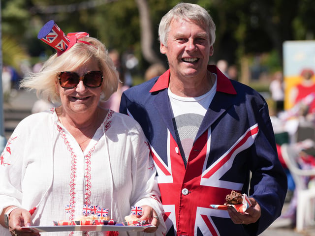 SEA LANE GORING WORTHING -WEST SUSSEX JUBILEE - HUSBAND AND WIFE TEAM JULIA AND PAUL GARISON