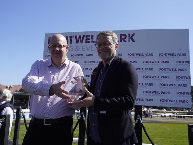 April jump racing at sunny Fontwell Park