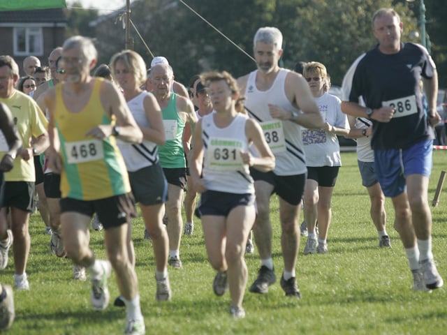 HOR 230907 Henfield joggers run -photo by steve cobb