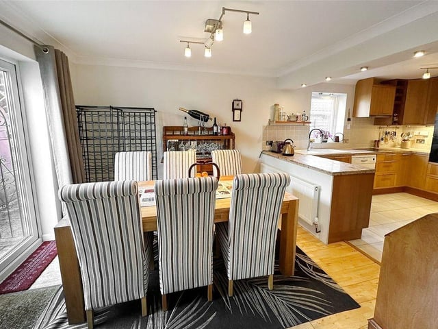 This spacious Littlehampton chalet bungalow with large garden is a short walk from Littlehampton's superb beaches