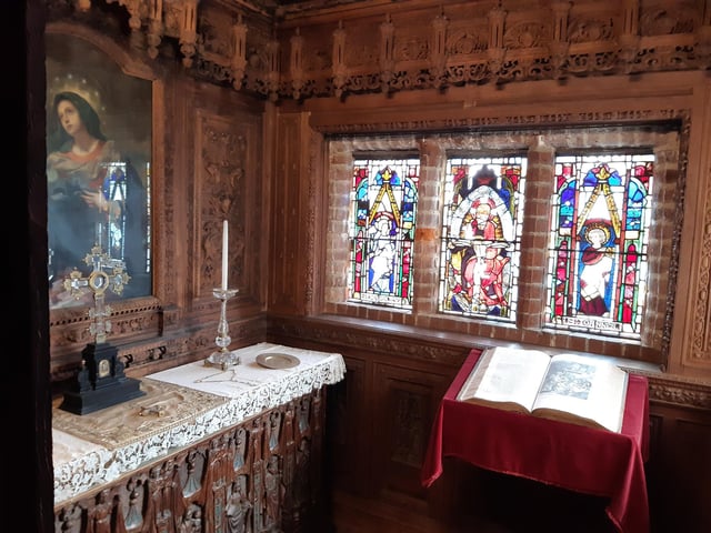 Hever Castle was to the childhood home of Anne Boleyn, King Henry VIII’s second wife.